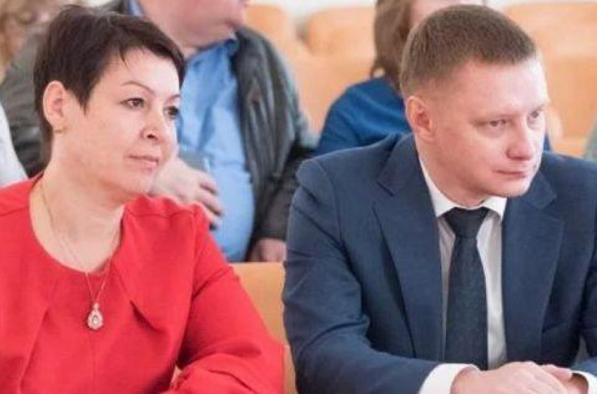 В отношении главы администрации Камызякского района и его заместителя выявлены новые эпизоды получения взяток