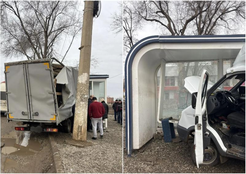 В Астрахани водитель грузовика сломал новую остановку