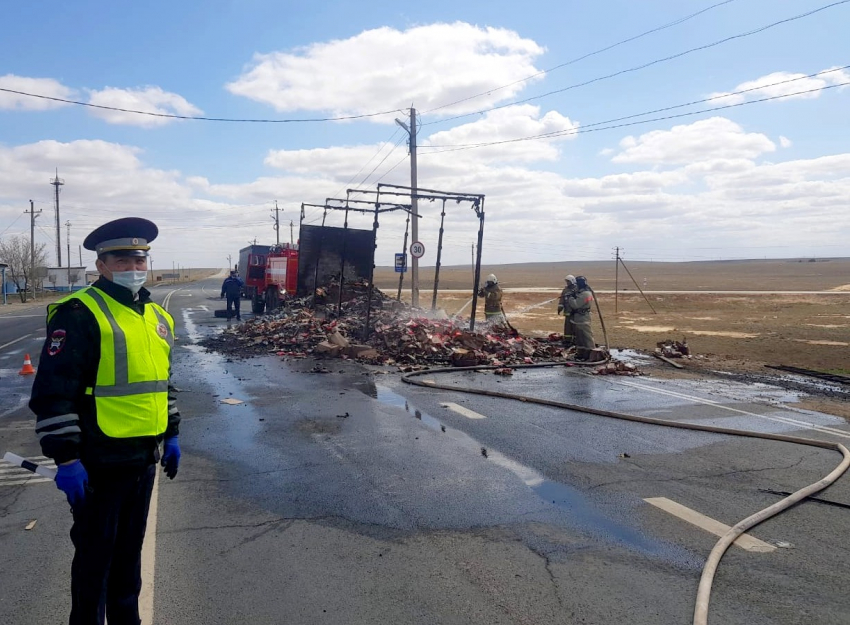 На трассе под Астраханью сгорела фура со сладостями