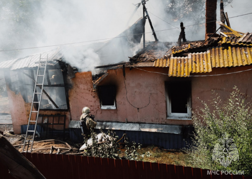 На месте сгоревшего многоквартирного дома нашли тело 41-летнего астраханца