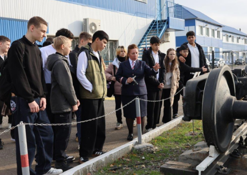 Астраханские старшеклассники познакомились с самыми востребованными железнодорожными профессиями