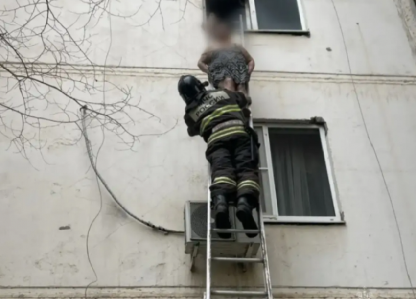 Астраханские огнеборцы боролись с огнем в девятиэтажке и эвакуировали 14 человек