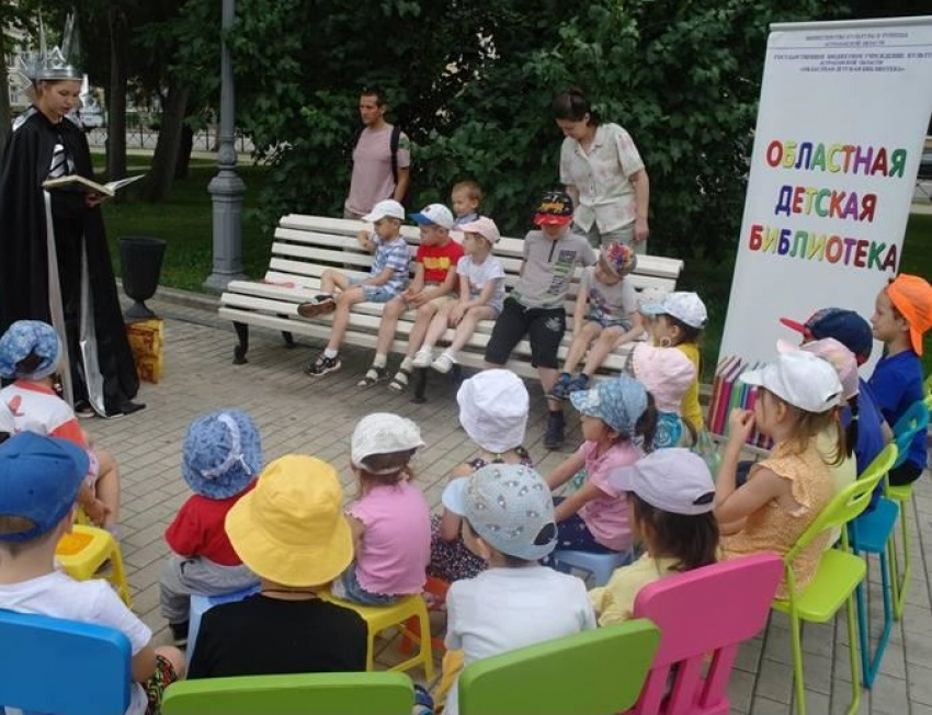 «С книжкой на скамейке» – летний проект для юных астраханцев