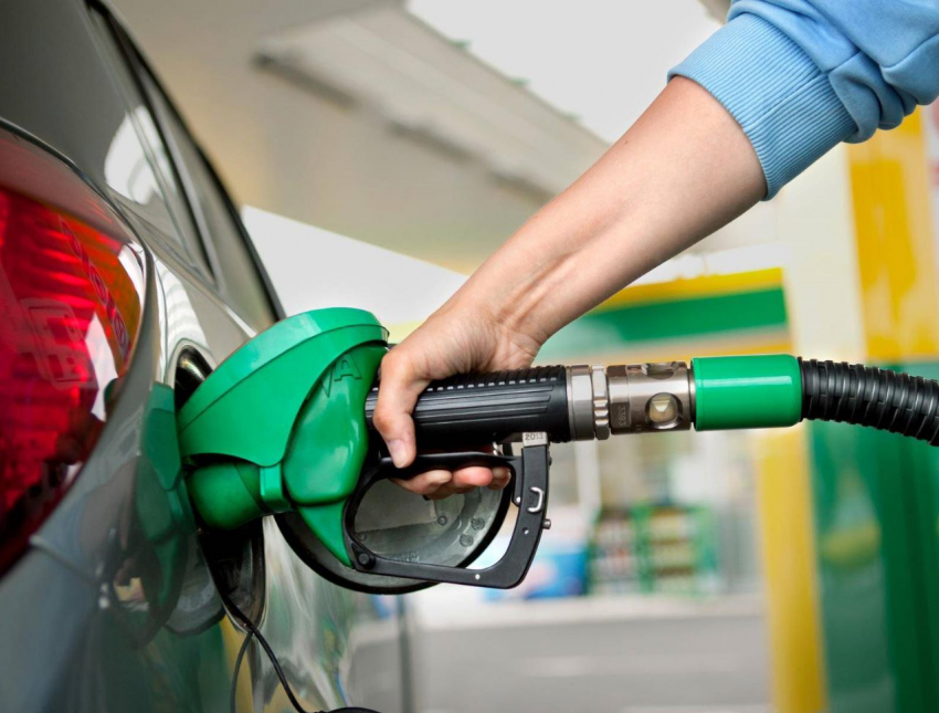 На астраханских заправках заметили скачок цен на бензин 