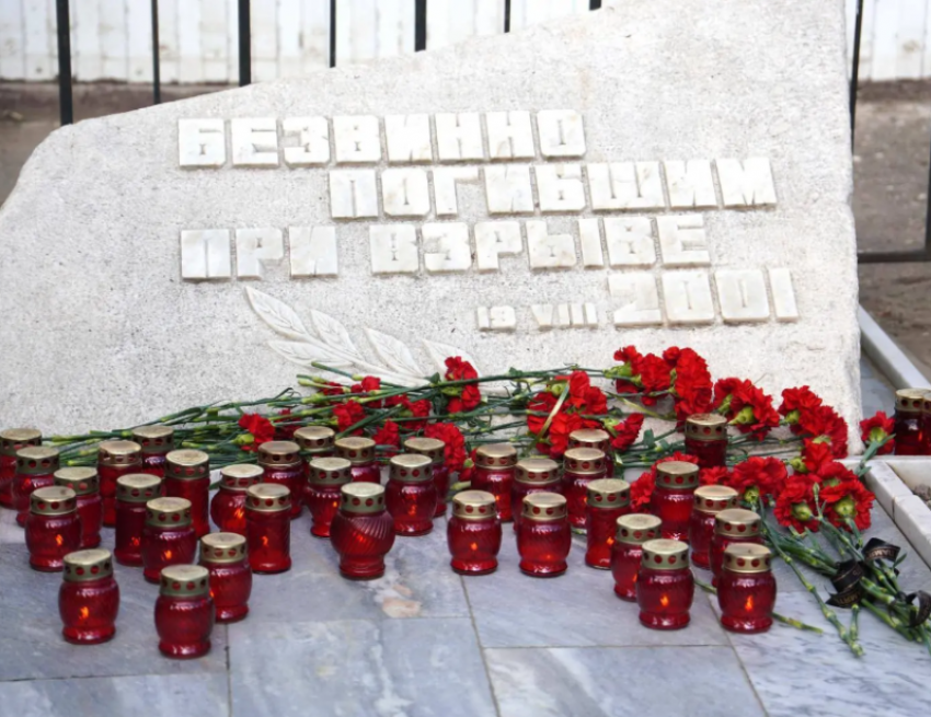 В Астрахани десятки человек почтили память жертв теракта на Кировском рынке