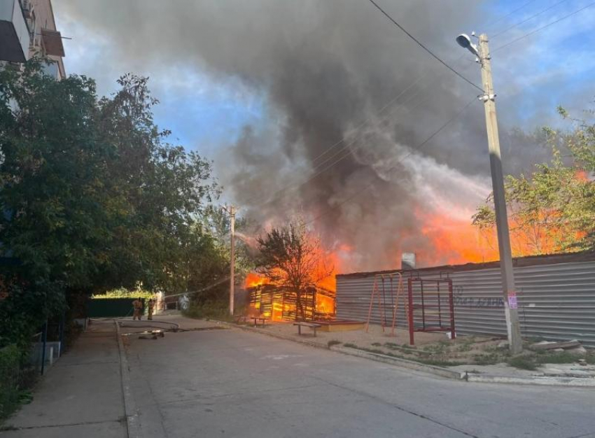 В Трусовском районе Астрахани горят два жилых дома