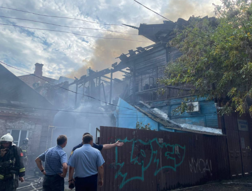 В Астрахани пожар уничтожил дом-объект культурного наследия