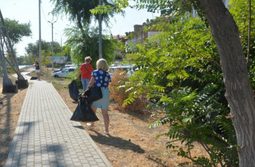 В Астрахани проводят комплексную уборку променадов