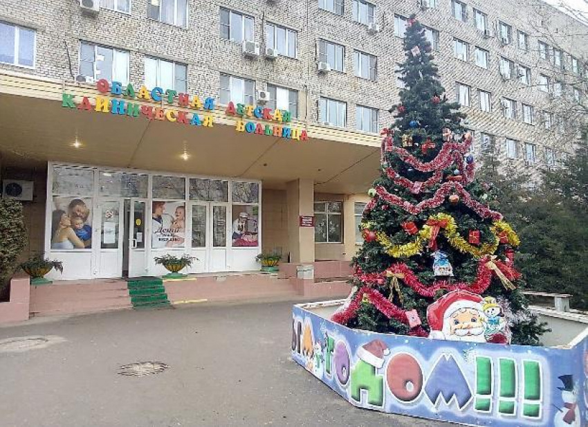 Астраханские врачи поставили на ноги девочку, упавшую с девятого этажа
