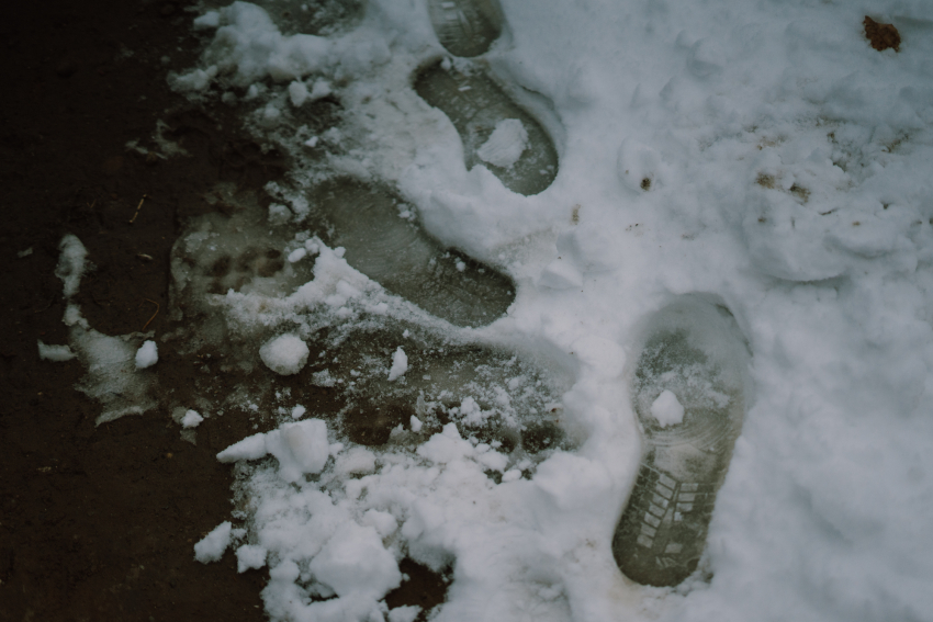 250 коммунальщиков в Астрахани вышли на борьбу со снегом