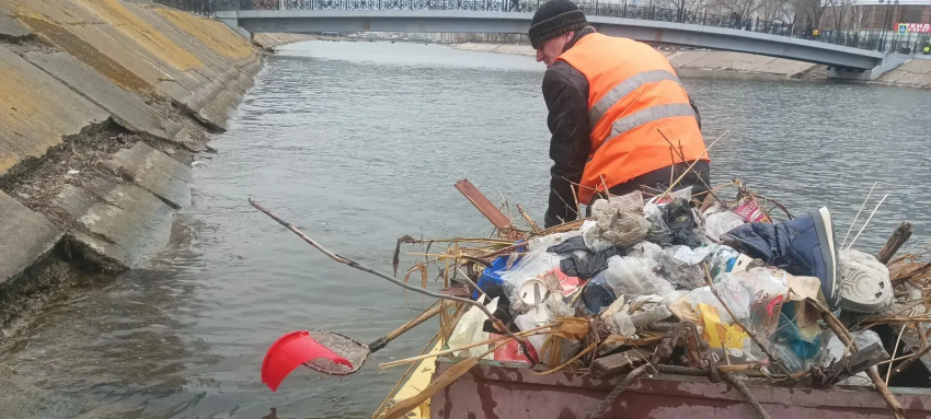 В Астрахани приводят в порядок акватории внутригородских каналов и мосты