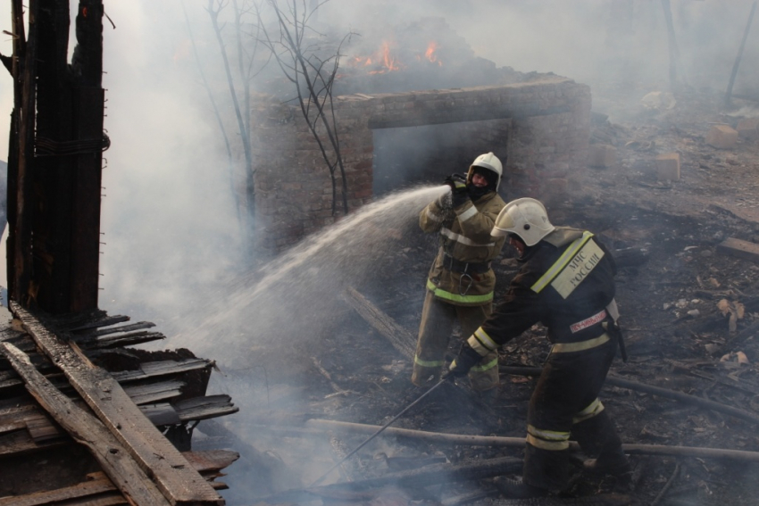 В Астрахани сгорел дом из-за чьей-то халатности 