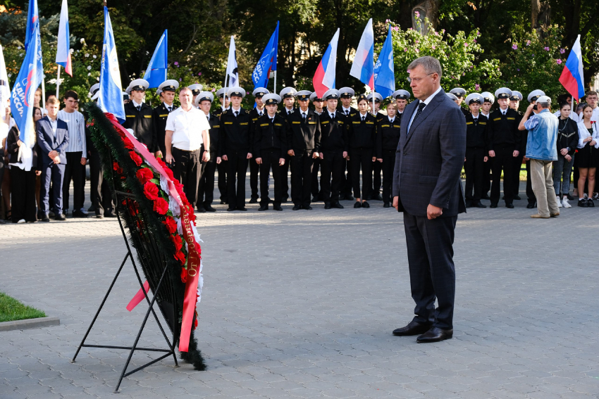 Астраханский губернатор возложил венки в Братском саду в честь 80-летия третьего формирования 28-армии