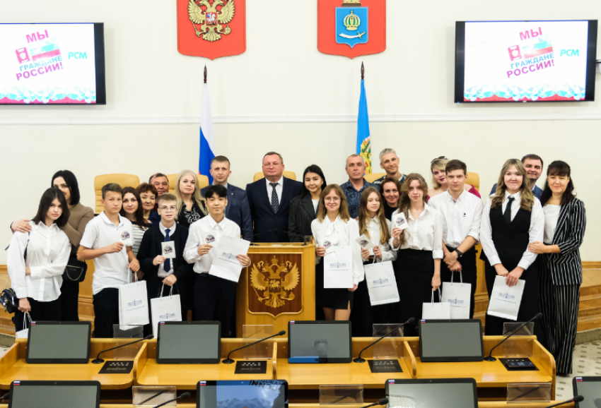 Игорь Мартынов вручил паспорта самым активным астраханским школьникам