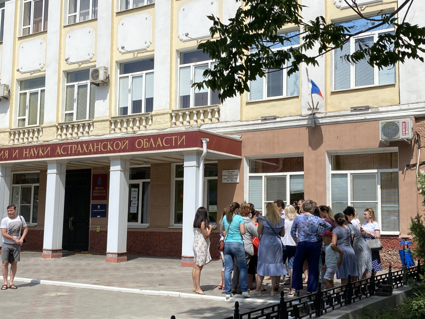 Астраханские мамочки сменили гнев на милость: с 1 сентября школьники не перейдут на онлайн-обучение