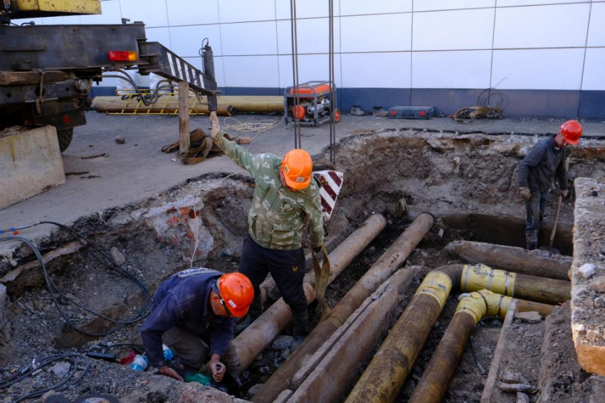 В Астрахани на протяженной улице вырыли ямы, кипит работа: что происходит