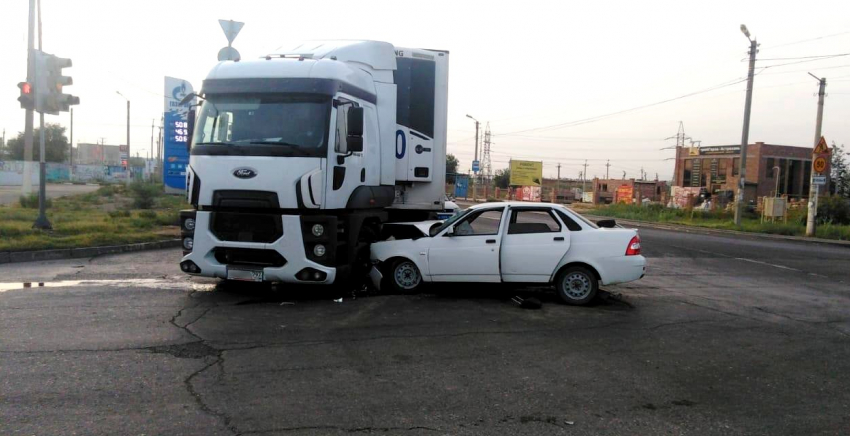 Четыре астраханца пострадали в ДТП с грузовиком 