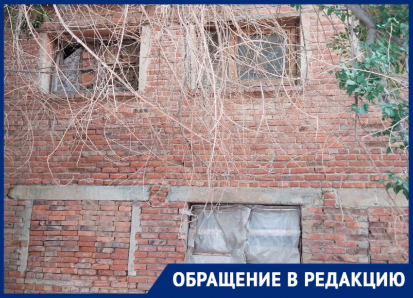 Проклятый старый дом: несколько астраханских семей ждут переселения уже пять лет в разрушающемся здании