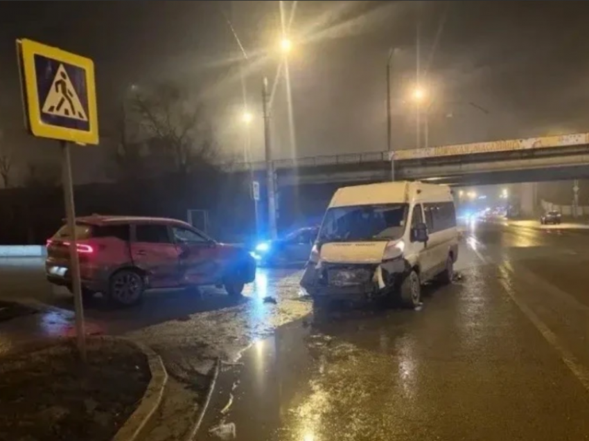 В Астрахани произошло ДТП с маршруткой и пострадавшей