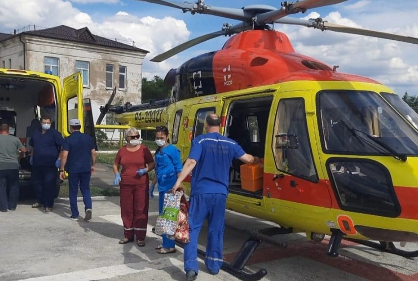 В астраханскую больницу пациентку доставили на вертолете прямиком из Каспийского моря