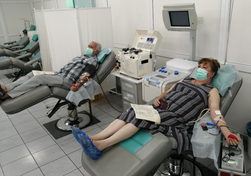 Супружеская пара из Астрахани сдала более 100 литров крови на двоих