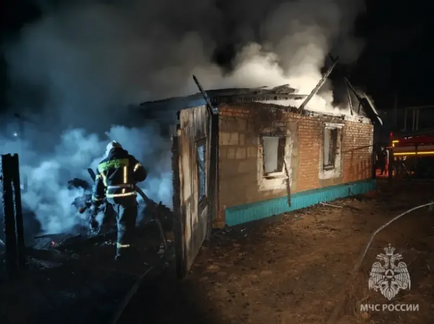 В Астраханской области на ночном пожаре погибли мать и двое детей