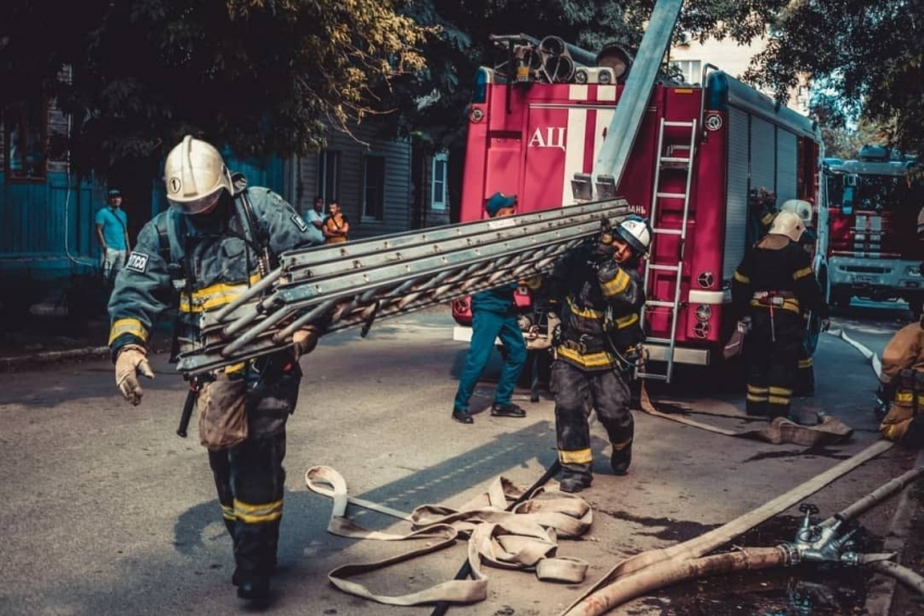 Астраханские пожарные спасли жизни двух детей и их матери