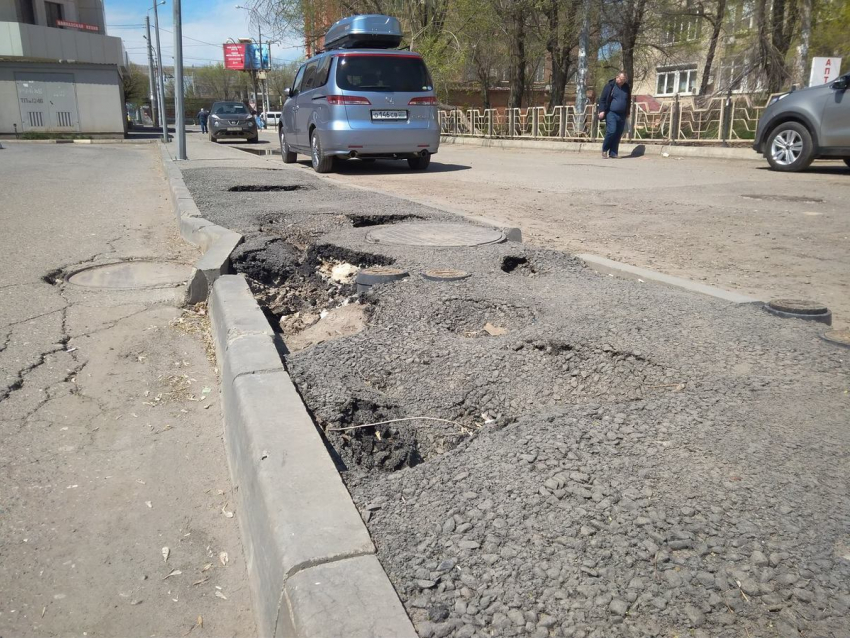 Администрация Астрахани кое-как отремонтировала асфальт после жалобы депутата