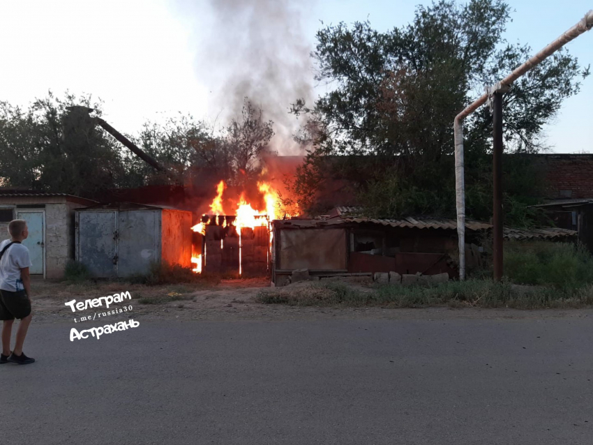 3 гаража и курицы: в Астраханской области крупный пожар