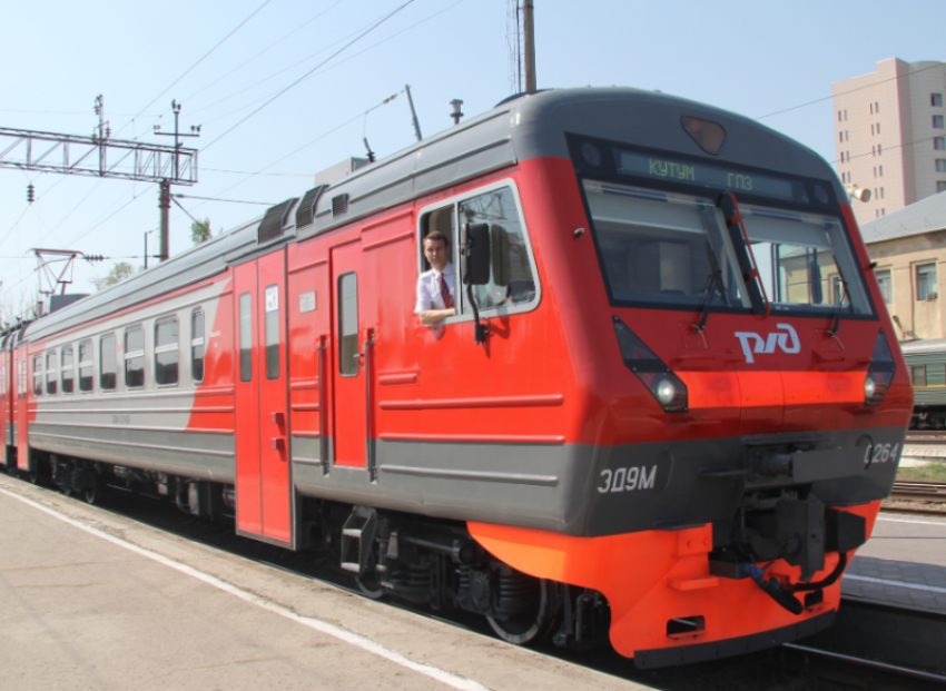 Работники локомотивных бригад пригородных поездов на ПривЖД получили 180 благодарностей от пассажиров в 2025 году