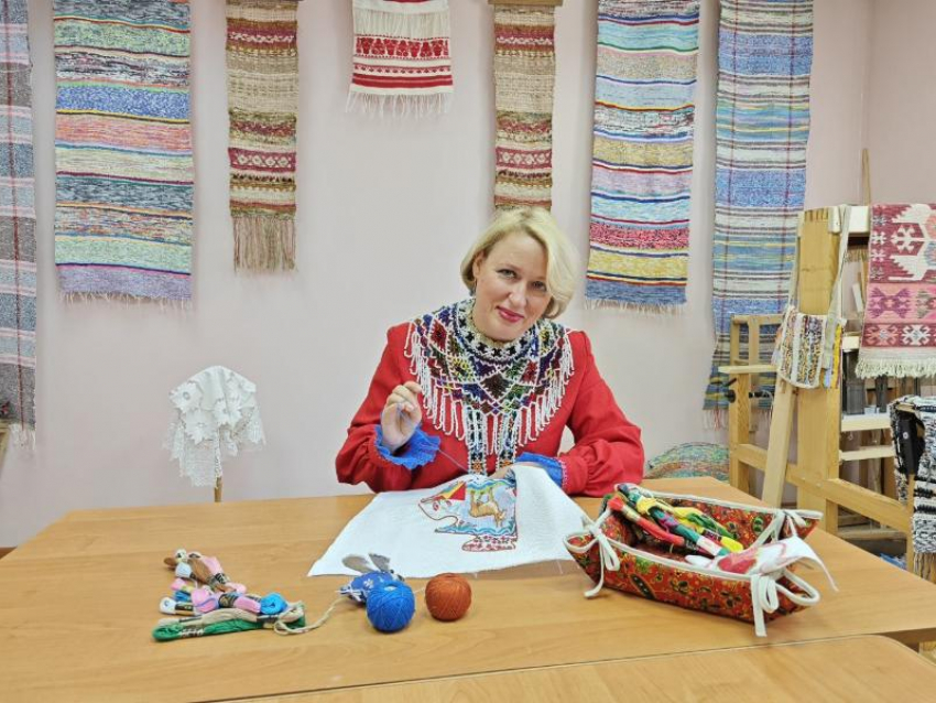 Муниципальные мастера вышивают карту Астраханской области ко Всероссийскому фестивалю