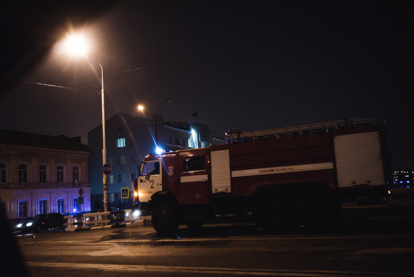 Ранним утром в Астрахани горела квартира: есть пострадавшие