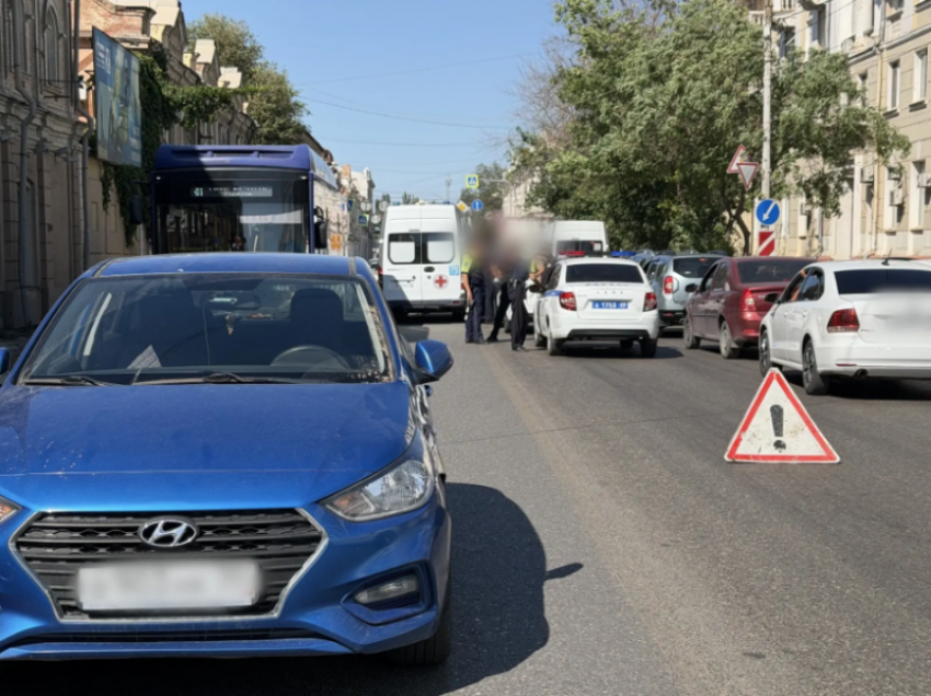 Дети выбежали на дорогу в центре Астрахани и спровоцировали ДТП