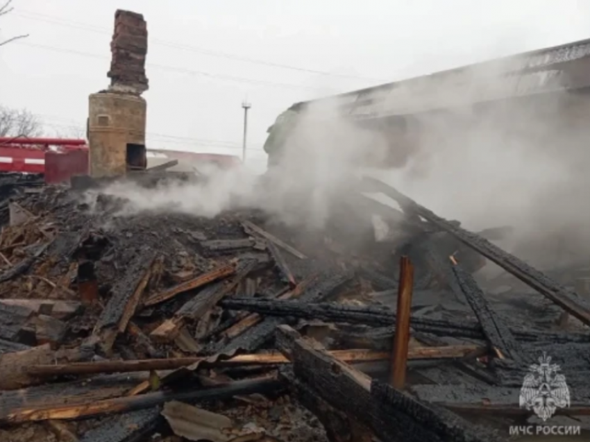 Астраханец пострадал при пожаре в жилом доме и магазине