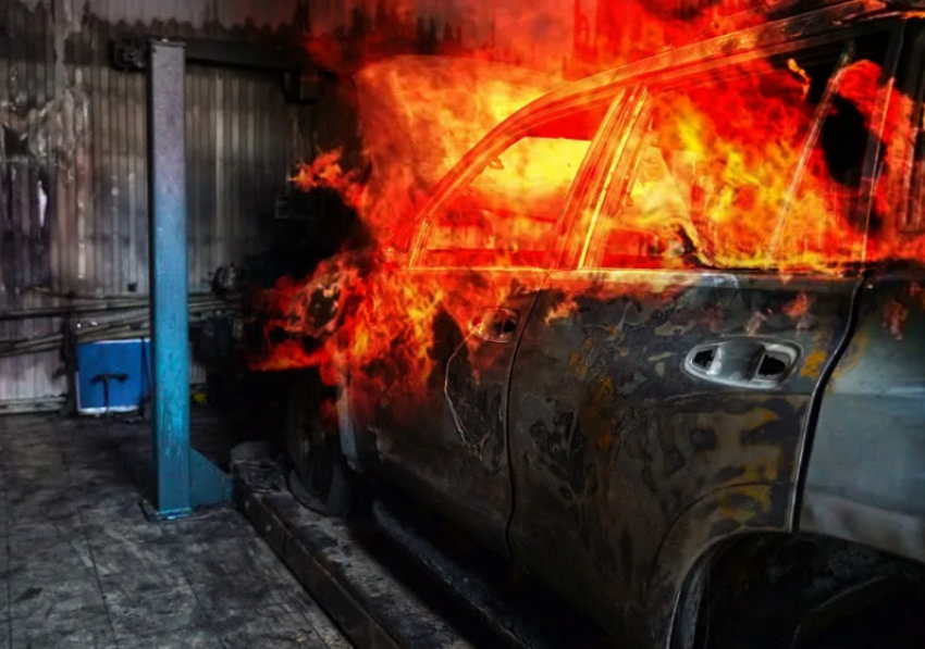 В Кировском районе Астрахани сгорело здание автосервиса