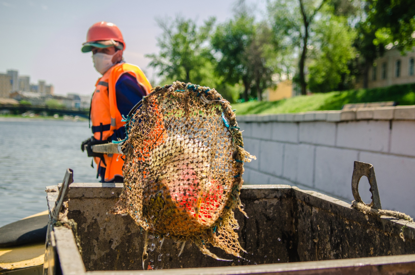 51 тонну мусора достали за год из городских каналов Астрахани