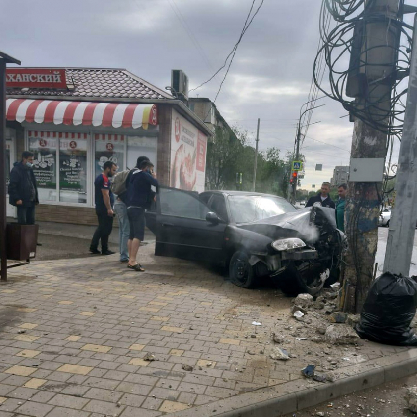 В Астрахани иномарка вылетела на тротуар и сбила пешехода
