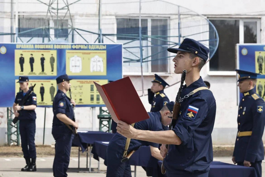 Астраханские призывники торжественно приняли военную присягу 