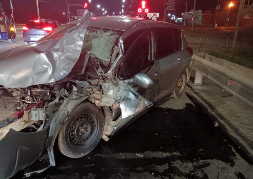 В Астрахани водитель протаранил два автобуса на светофоре: пострадали дети