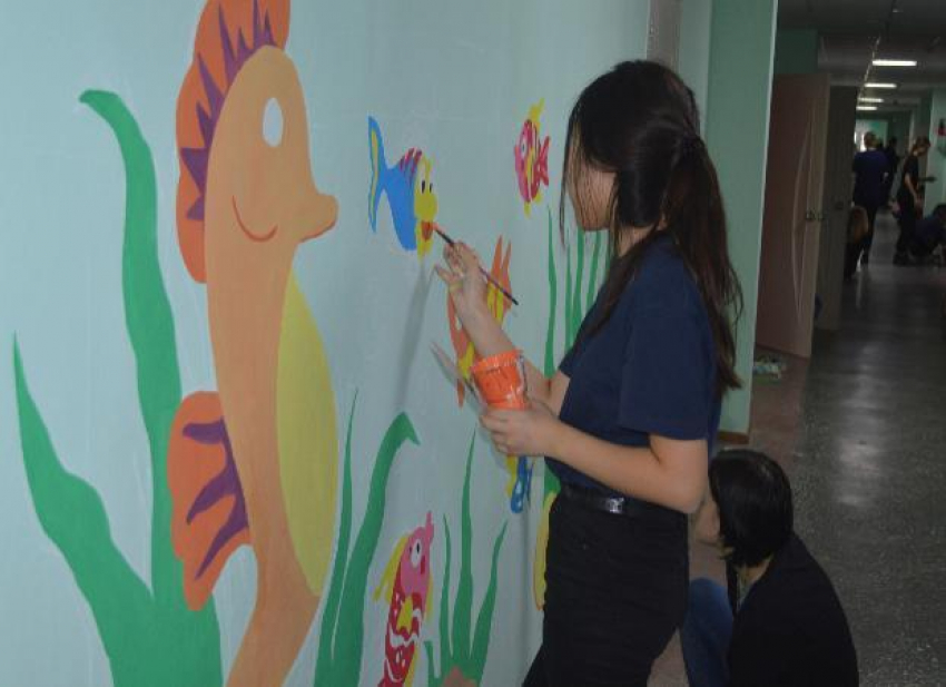 В астраханской детской больнице разрисовали стены