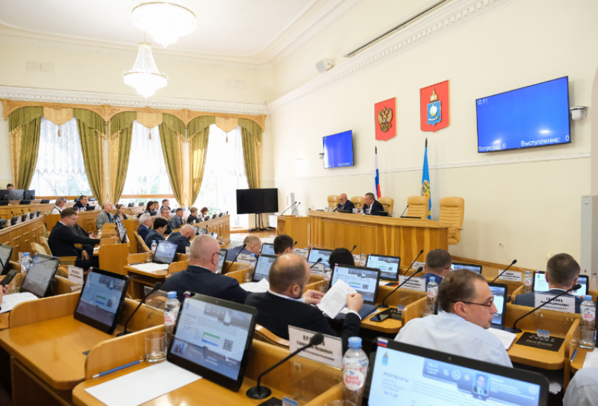 На пленарном заседании Думы Астраханской области принят ряд законов