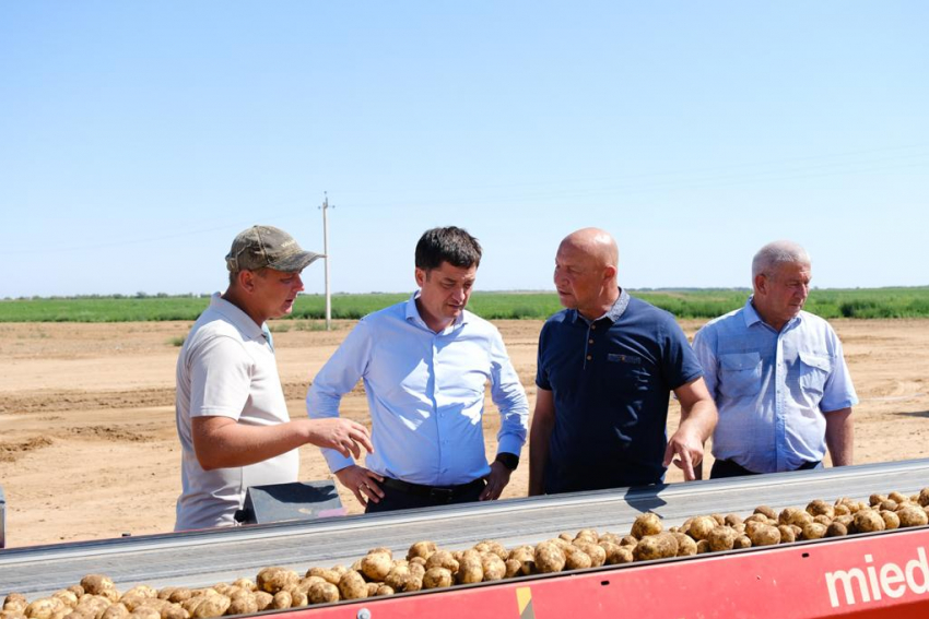 Картошка, чипсы и коронавирус: как прошла встреча Рината Аюпова с главой Енотаевского района