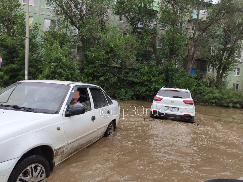 Огромная дыра в Астрахани переродилась в огромную лужу