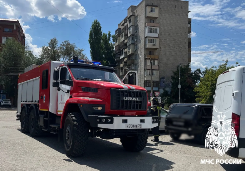 В Астрахани пожарные вызволили девочку из заблокированной нагретой машины