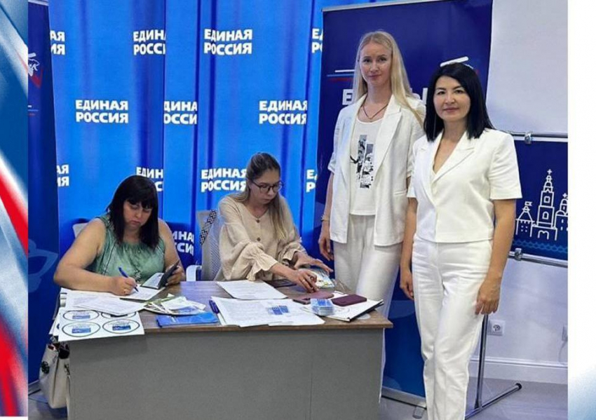 В Астрахани семьи участников спецоперации получили карты поддержки «Единые"