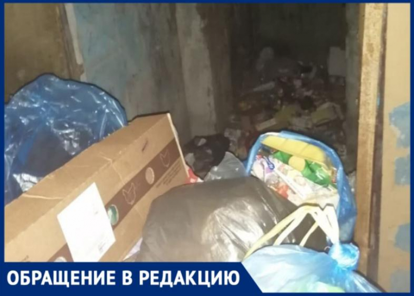 В городе Нариманове Астраханской области несколько домов обросли мусором