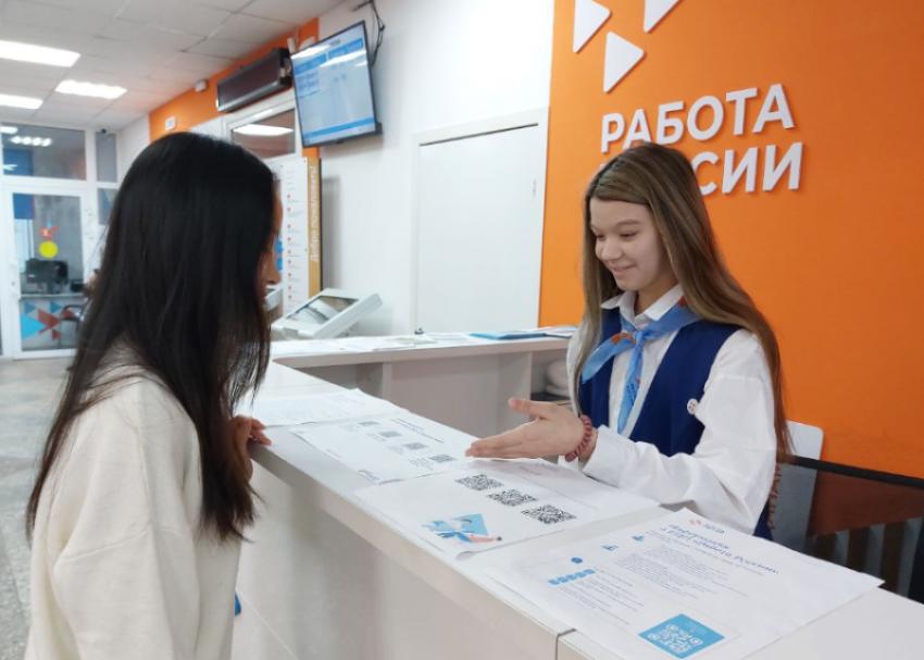 Портрет трудоустроенной астраханки: сколько ей лет и кем она работает