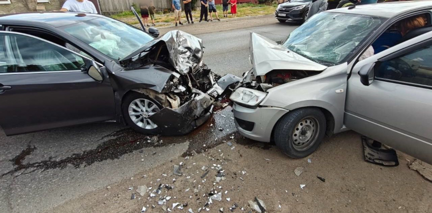 Лоб в лоб: под Астраханью произошло серьезное ДТП, несколько человек пострадали