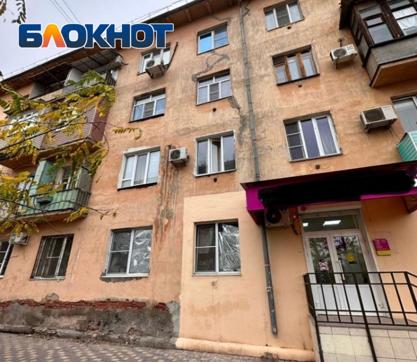 Соседи обрушившейся в Астрахани многоэтажки боятся, что из-за трещины рухнет и их дом 