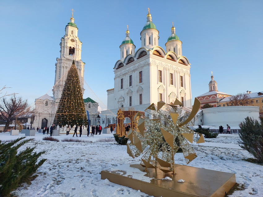 Санта лезет в окно, пальма под снегом и гламурная лошадь: Астрахань провожает год